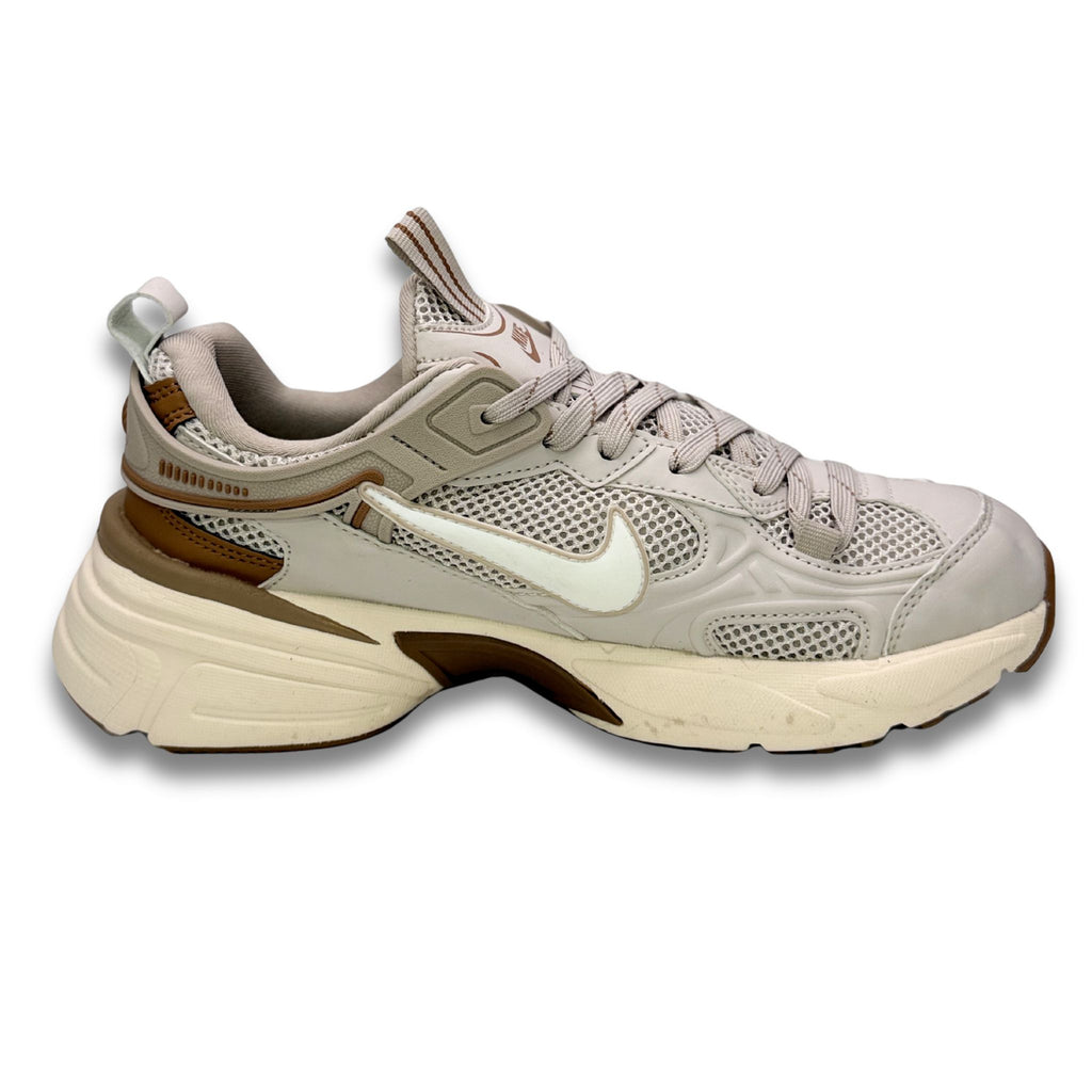 Tenis Nike V2K Run Marfil